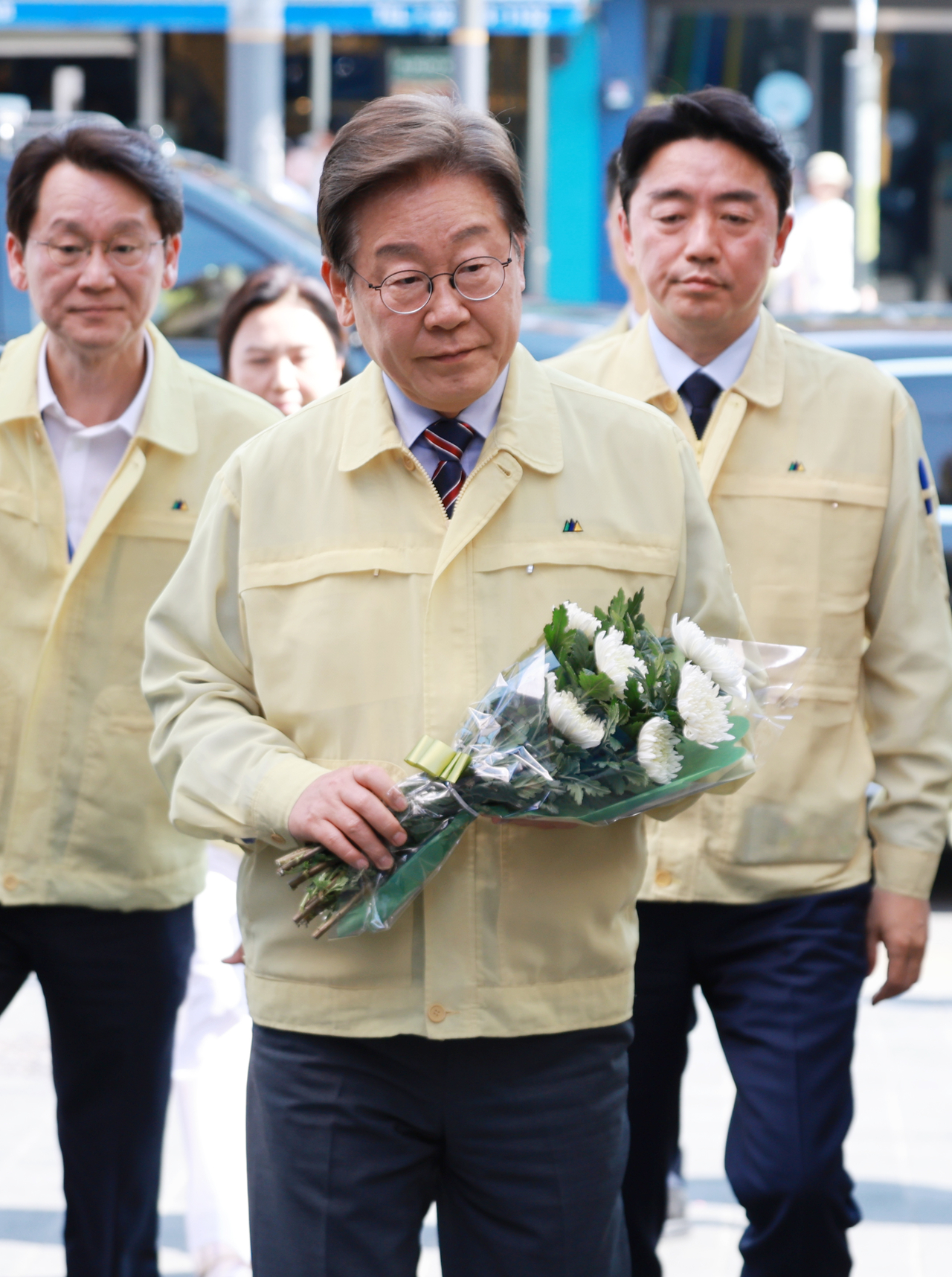 이재명 토토사이트 무료포인트 환전이 12일 서울 용산구 이태원 참사 현장 ‘10·29 기억과 안전의 길’에서 헌화를 위해 이동하고 있다. [연합]