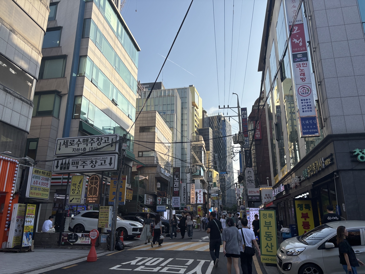 온라인 토토사이트 신고 인근 골목으로 들어서면 나오는 세로수길 먹자골목의 모습. 온라인 토토사이트 신고과 달리 활기를 띤다. [정주원 기자]