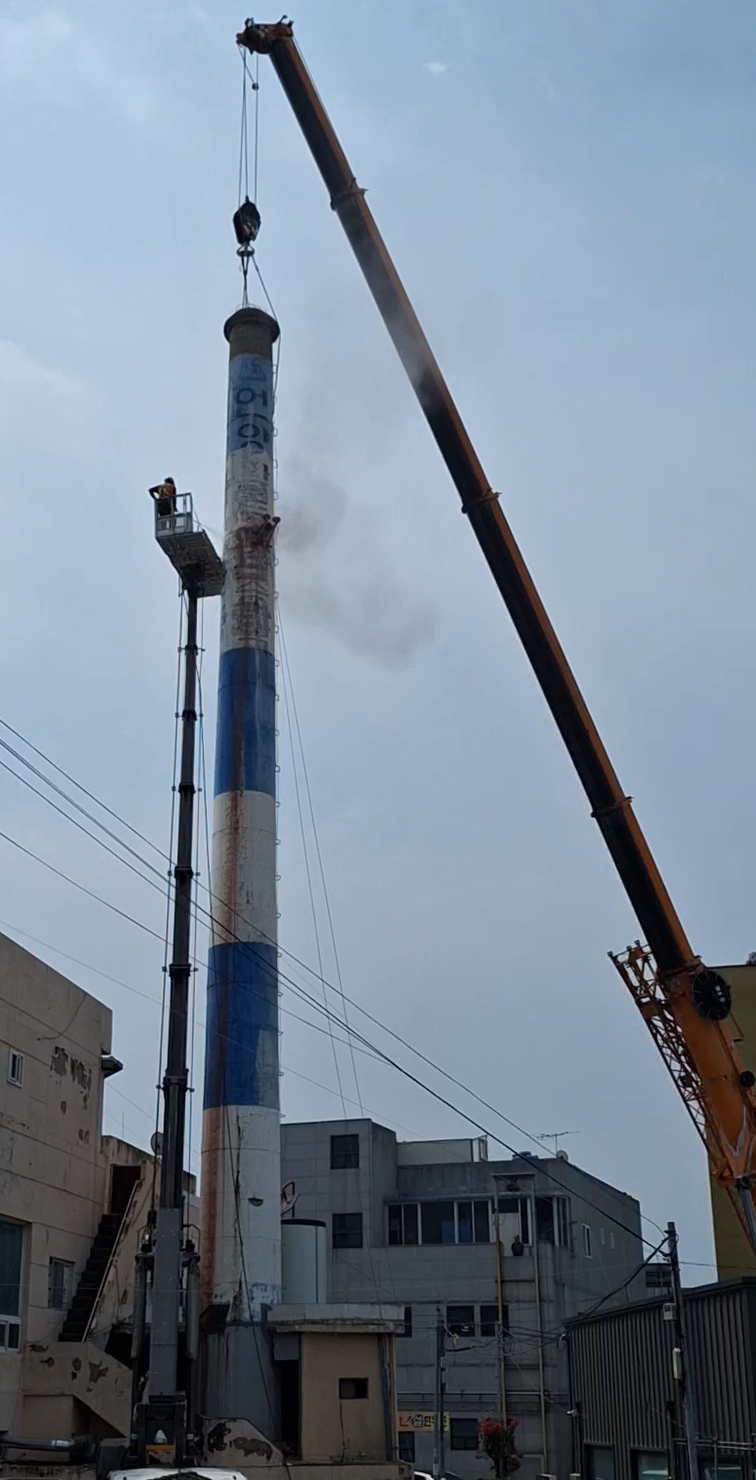 지난 1982년 세워진 스포츠토토 베팅샵 울주군 언양읍 동부리 소재 언양헬스사우나의 높이 30m 굴뚝이 해체되고 있다. [스포츠토토 베팅샵 제공]