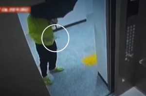 엘베 문 열리자 25㎝ 흉기 휘두른 ‘검은 우산’ 男…“불안해서 못 살겠다”