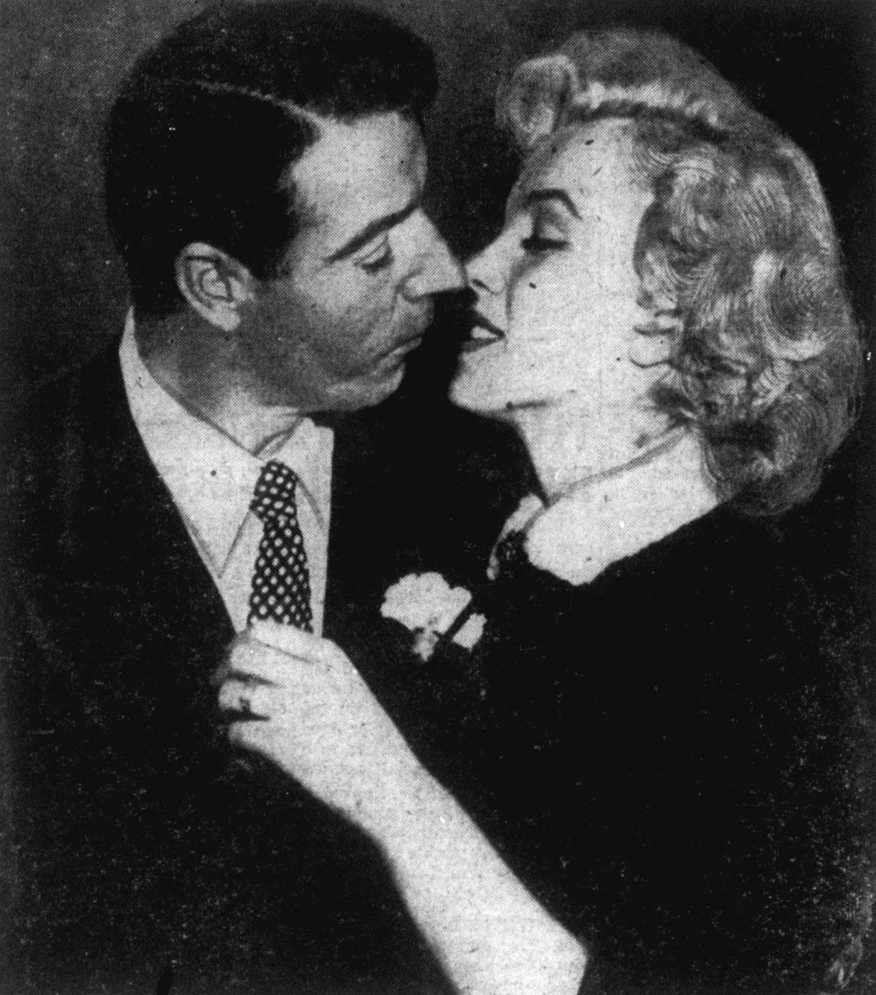 1954년 1월 결혼식을 올린 후 조 디마지오와 해외 실시간 토토사이트 먼로. [Unknown, Los Angeles Daily News/wikimedia]