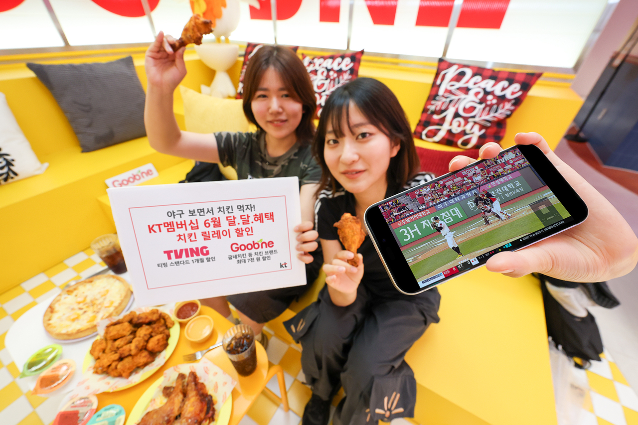 KT 관계자가 서울시 마포구에 위치한 굽네치킨 매장에서 6월 멤버십 ‘달달토토사이트 하피’을 이용하는 모습 [KT 제공]
