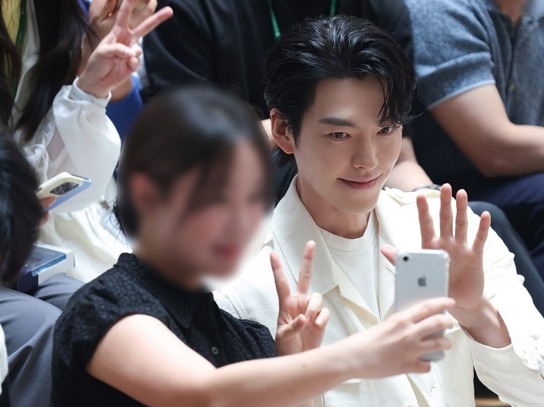 HD현대 광고모델 김우빈, 판교 GRC서 팬사인회 - 헤럴드경제