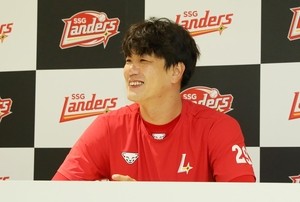 Landers pitcher Kim Kwang-hyun signs 2-yr extension