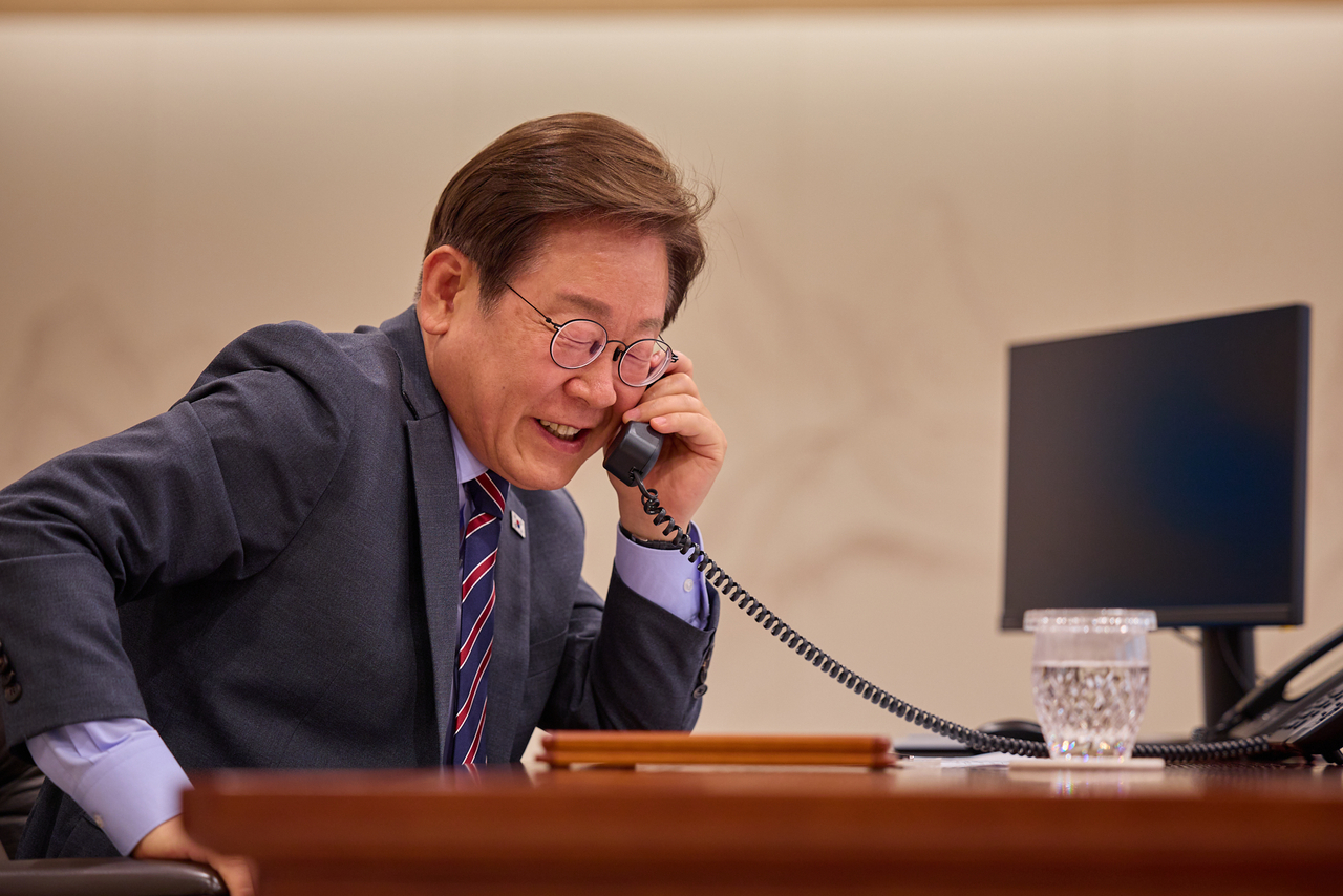 President Lee Jae-myung speaks by phone with Vietnamese President Luong Cuong at the presidential office in Seoul on June 12, 2025, in this photo released by the office. (Yonhap)