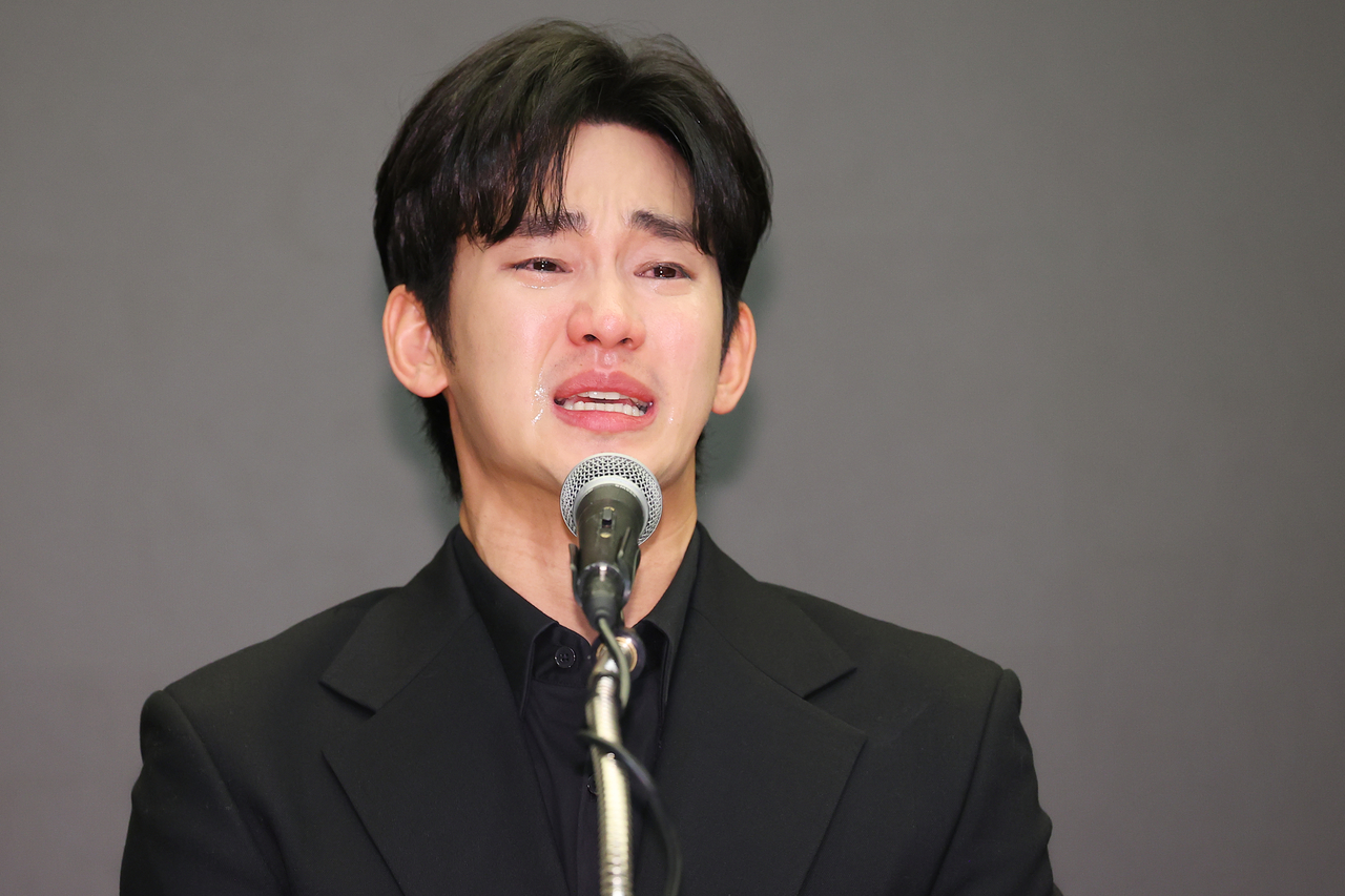 배우 토토사이트 세션이 지난 3월31일 서울 마포구 스탠포드 호텔에서 미성년자였던 배우 고 김새론과 교제했다는 의혹과 관련해 입장발표 기자회견을 하고 있다. [연합뉴스]