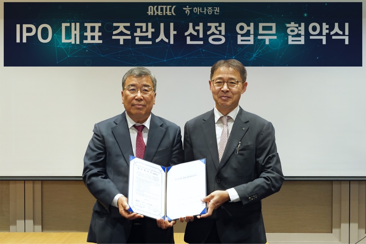 권승택(오른쪽) 하나증권 ECM본부장과 박종석 토토사이트 포인트사기 대표이사가 IPO 대표 주관사 계약을 맺고 기념촬영하고 있다. [하나증권 제공]