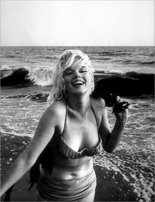 바닷가를 배경으로 웃고 있는 해외 실시간 토토사이트 먼로 [George Barris/wikimedia]