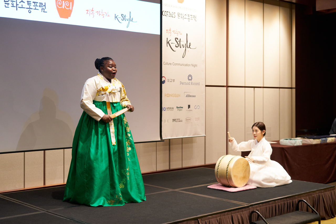 Mafo Laure (left) performs pansori during the Culture Communication Forum at Grand Hyatt Seoul on Thursday. (CICI)