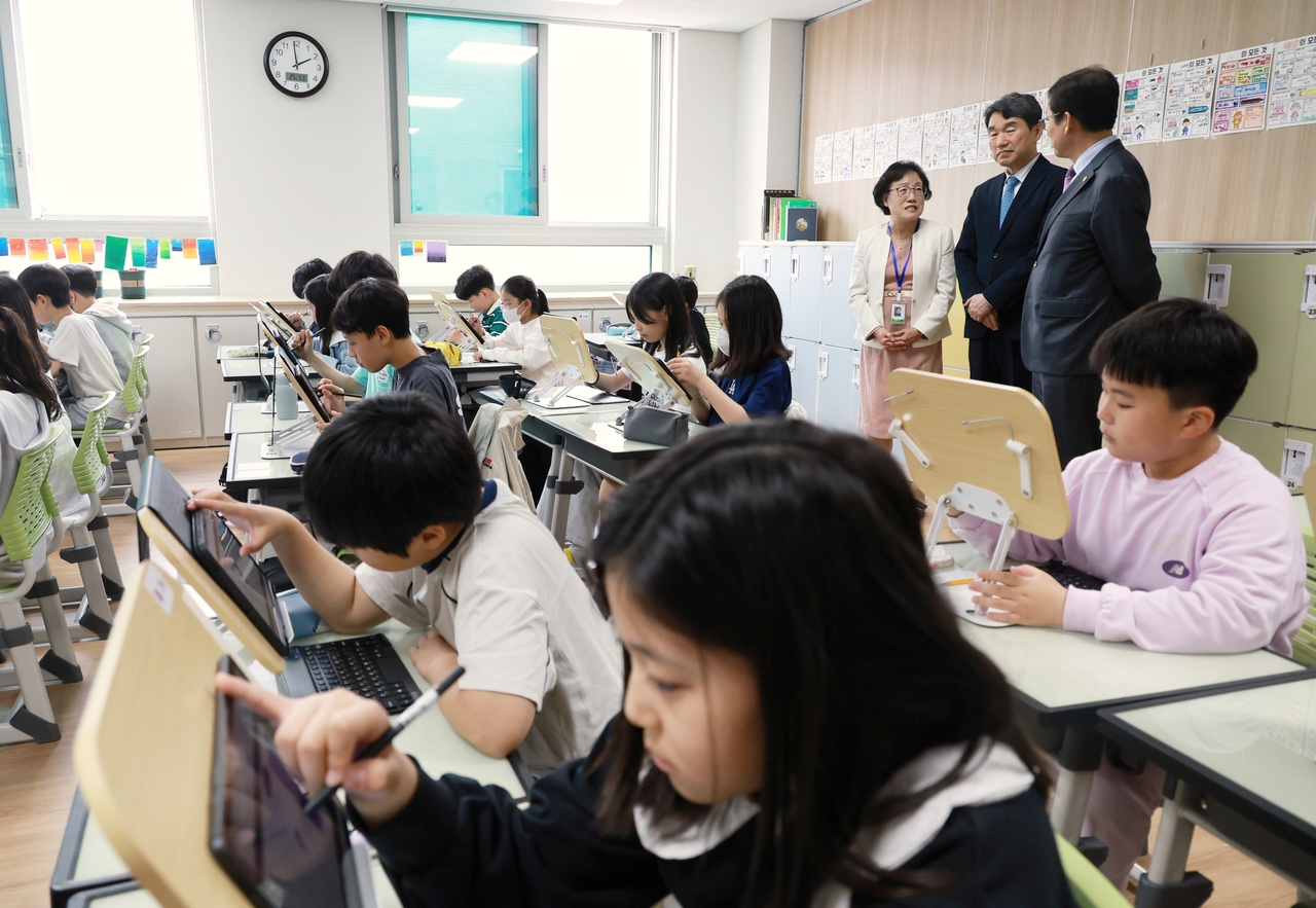 이주호 교육부 장관이 청주 복대초등학교에서 인공지능(AI) 디지털레드불토토를 활용한 수업을 참관하고 있다. [교육부 제공]