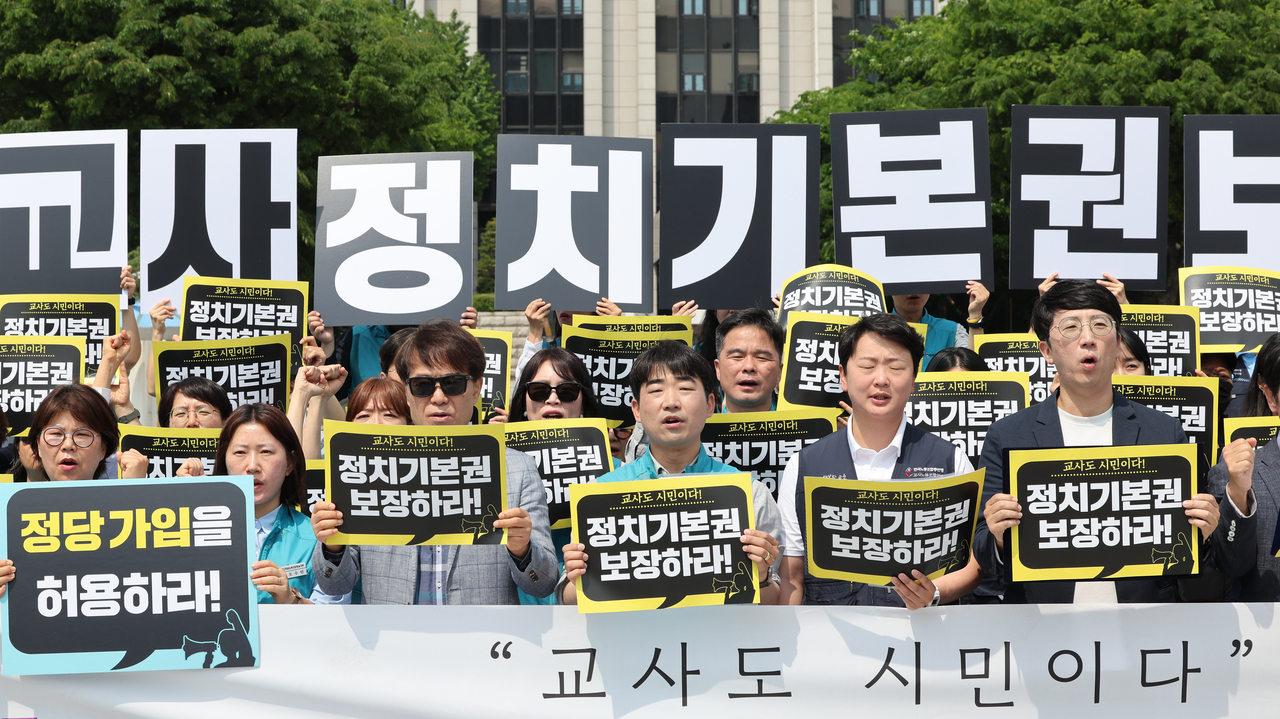 전국교직원노동조합, 좋은교사, 교사노동조합연맹, 새로운학교네트워크, 실천교육교사모임, 교사토토사이트 테이블찾기연대 소속토토사이트들이 13일 서울 광화문광장에서 교사의 토토사이트 테이블 보장을 요구하는 기자회견을 하고있다. [연합]