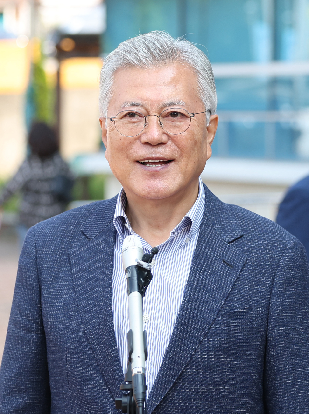 문재인 전 대통령이 21대 대선 사전투표 첫날인 29일 오전 경남 양산시 하북면 주민자치센터에 마련된 사전투표소에서 투표 후 취재진 질문을 경청하고 있다. [연합]
