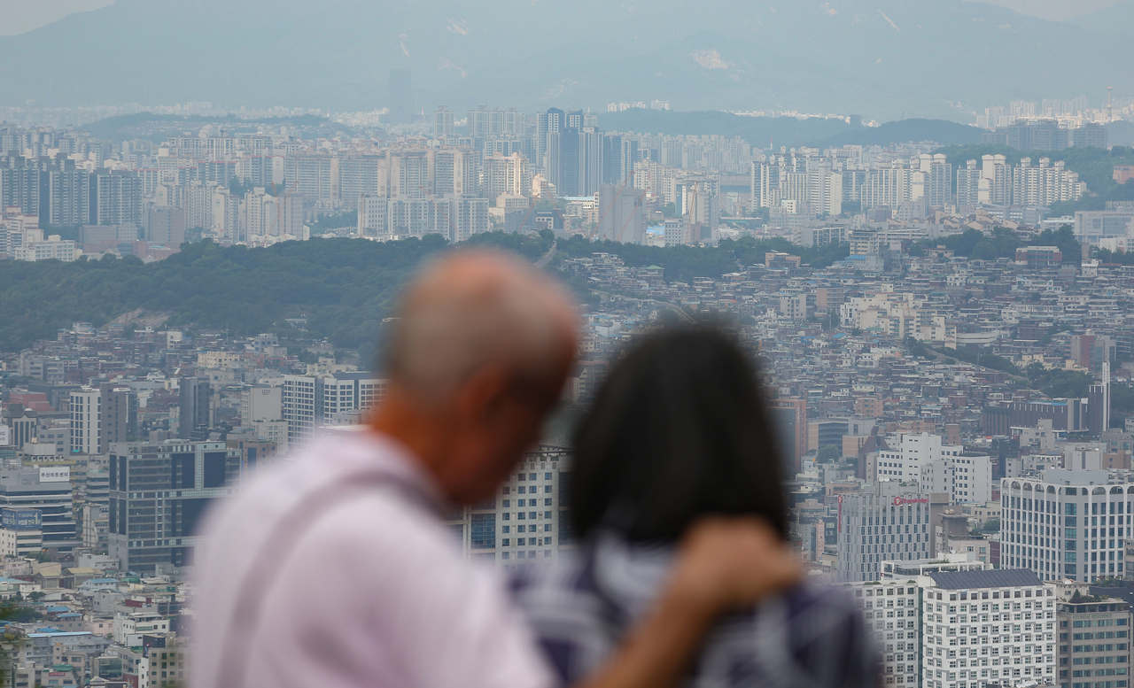 10일 서울 남산에서 바라본 성북구, 노원구 일대 아파트 단지 모습. <연합>