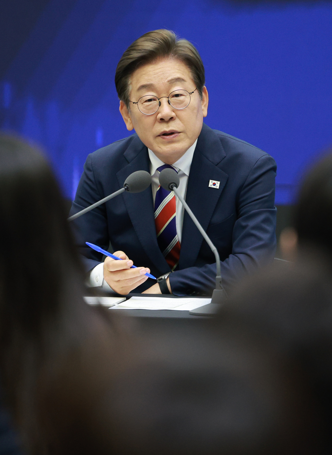 이재명 퍼스타 토토이 지난 11일 서울 영등포구 한국거래소에서 열린 주식시장 불공정거래 근절을 위한 현장 간담회에서 참석자 질문에 답하고 있다. [연합]