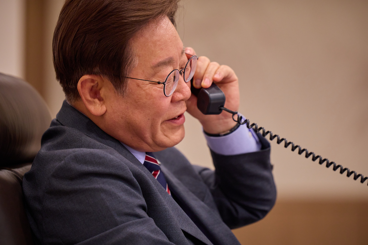 President Lee Jae-myung speaks on the phone with Australian Prime Minister Anthony Albanese at the presidential office in Yongsan-gu, Seoul, on Thursday. (Presidential Office via Yonhap)