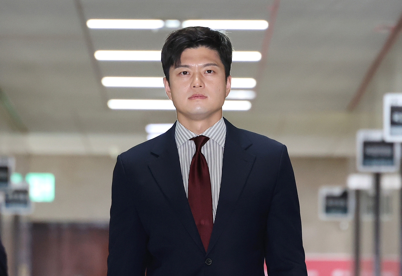 김용태 국민의힘 비상대책위원장이 13일 국회에서 이재명 대통령 불법 대북 송금 의혹 재판과 관련한 입장 발표를 하기 위해 이동하고 있다. [연합]