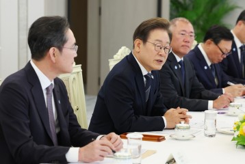President Lee calls on business circles to restore public trust