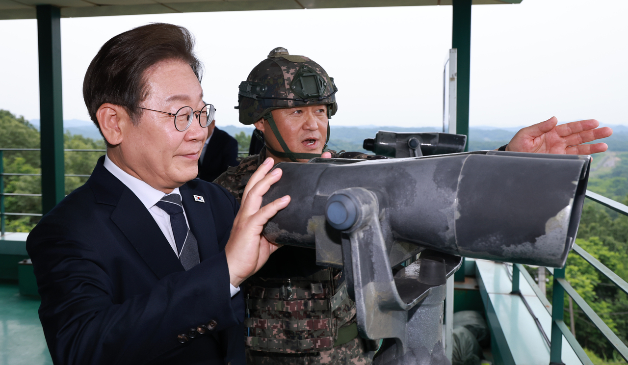 이재명 토토사이트 대도시이 13일 경기도 연천군 육군 25사단 비룡전망대에서 한기성 사단장의 설명을 들으며 망원경으로 북측 지역을 보고 있다. [연합]