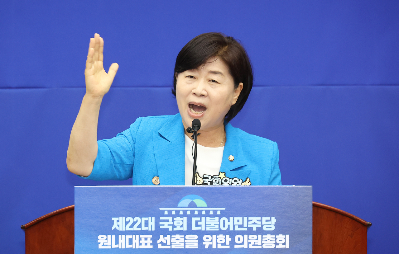 더불어민주당 원내대표 경선에 출마한 서영교 의원이 13일 국회에서 열린 원내대표 선출 의원총회에서 정견 프리미엄 토토를 하고 있다. [연합]