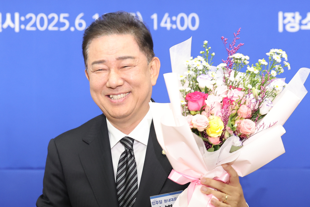 Rep. Kim Byung-kee, the newly elected floor leader of the ruling Democratic Party of Korea, delivers his acceptance speech at the National Assembly in Yeouido, Seoul, on Friday. (Yonhap)