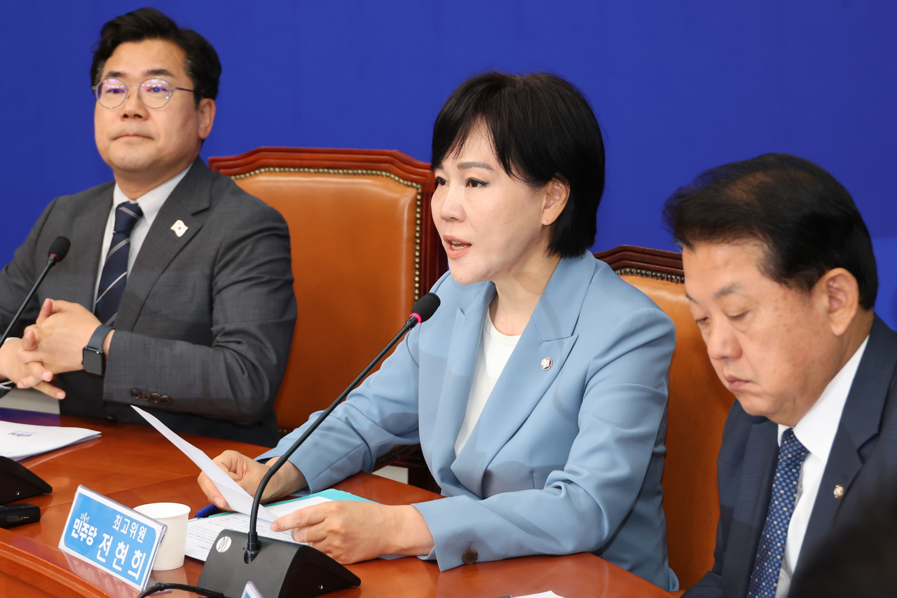 Jeon Hyun-hee, a senior member of the Democratic Party of Korea speaks during a supreme council meeting of the Democratic Party on Wednesday. (Yonhap)