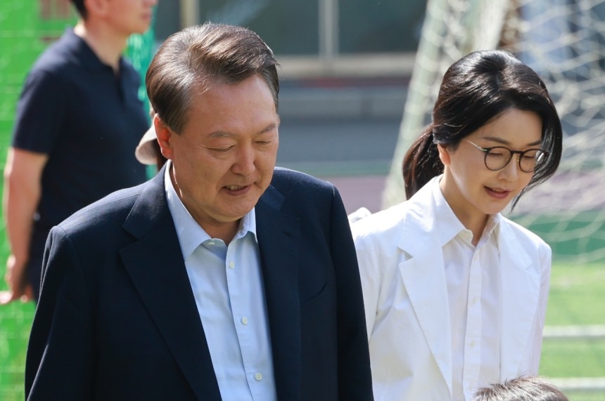 윤석열 전 대통령과 김건희 여사가 제21대 대통령 선거일인 지난 3일 서울 서초구 원명초등학교에 마련된 서초4동 제3투표소에 도착하고 있다. [연합]