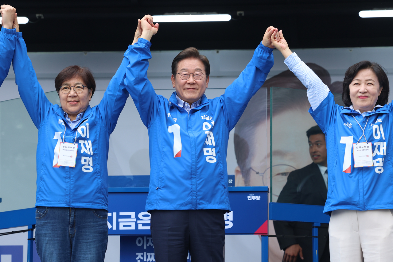 Former head of the Korea Disease Control and Prevention Agency Jeong Eun-kyeong (left)  is seen with President Lee Jae-myung during Lee's presidential campaign at Hanam, Gyeonggi Province on June 2. (Yonhap)