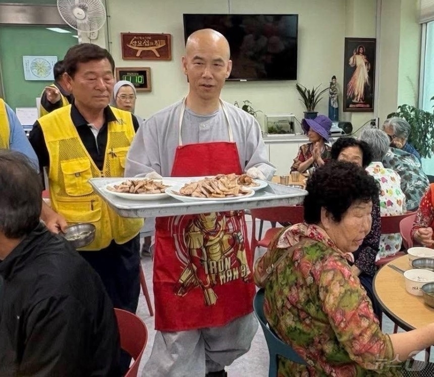 문빈정사 주지 법공토토사이트 통장 묶는법이 12일 광주 남구 성요셉사랑의식당에서 저소득층을 위한 삼겹살 후원 행사로 삼겹살을 굽고 나르고 있다. 오영순 광주 남구의원 SNS.