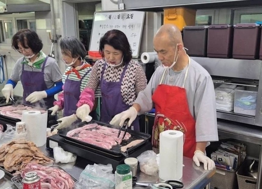 문빈정사 주지 법공토토사이트 통장 묶는법이 12일 광주 남구 성요셉사랑의식당에서 저소득층을 위한 삼겹살 후원 행사로 삼겹살을 굽고 나르고 있다.(오영순 광주 남구의원 SNS.