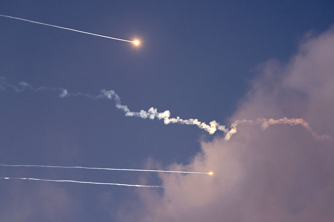 The photo shows rocket trails and intercepts in the sky over the Israeli city of Netanya on Saturday. (Yonhap)