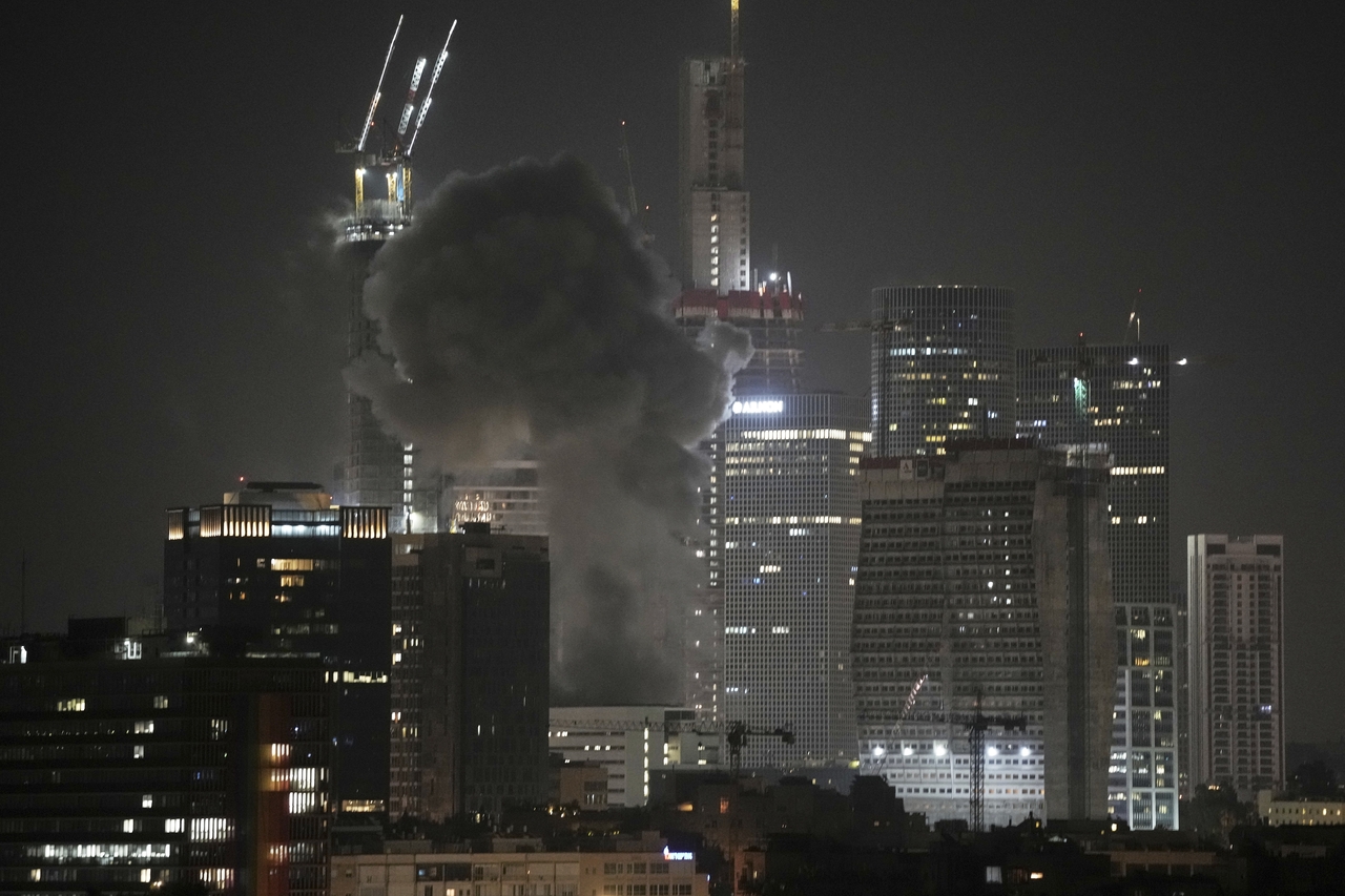 Smoke billows after a projectile hit a building in Tel Aviv, Israel, on Saturday. (Yonhap)