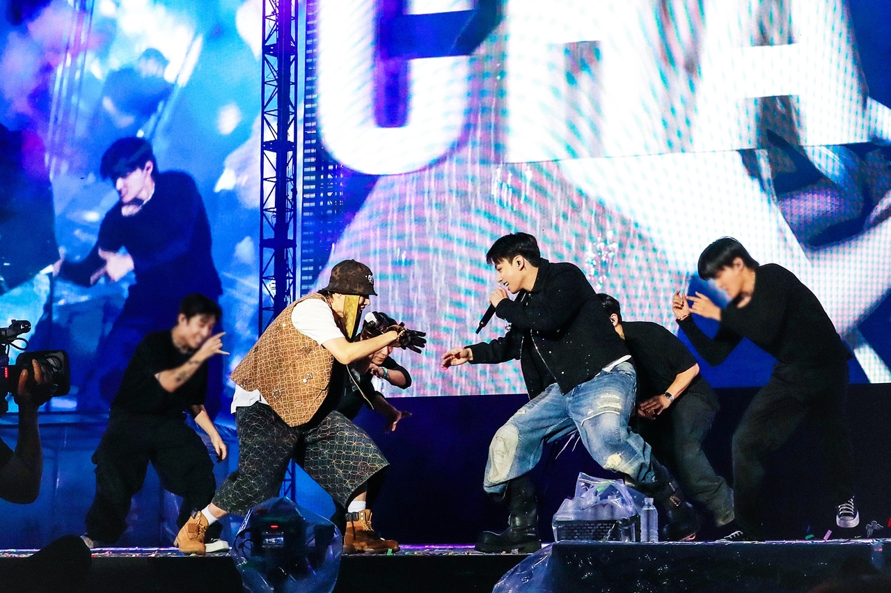 J-Hope (left) and Jungkook sing "I Wonder" during “J-hope Tour ‘Hope on the Stage’ Final,” at Goyang Sports Stadium in Gyeonggi Province, Friday. (Big Hit Music)