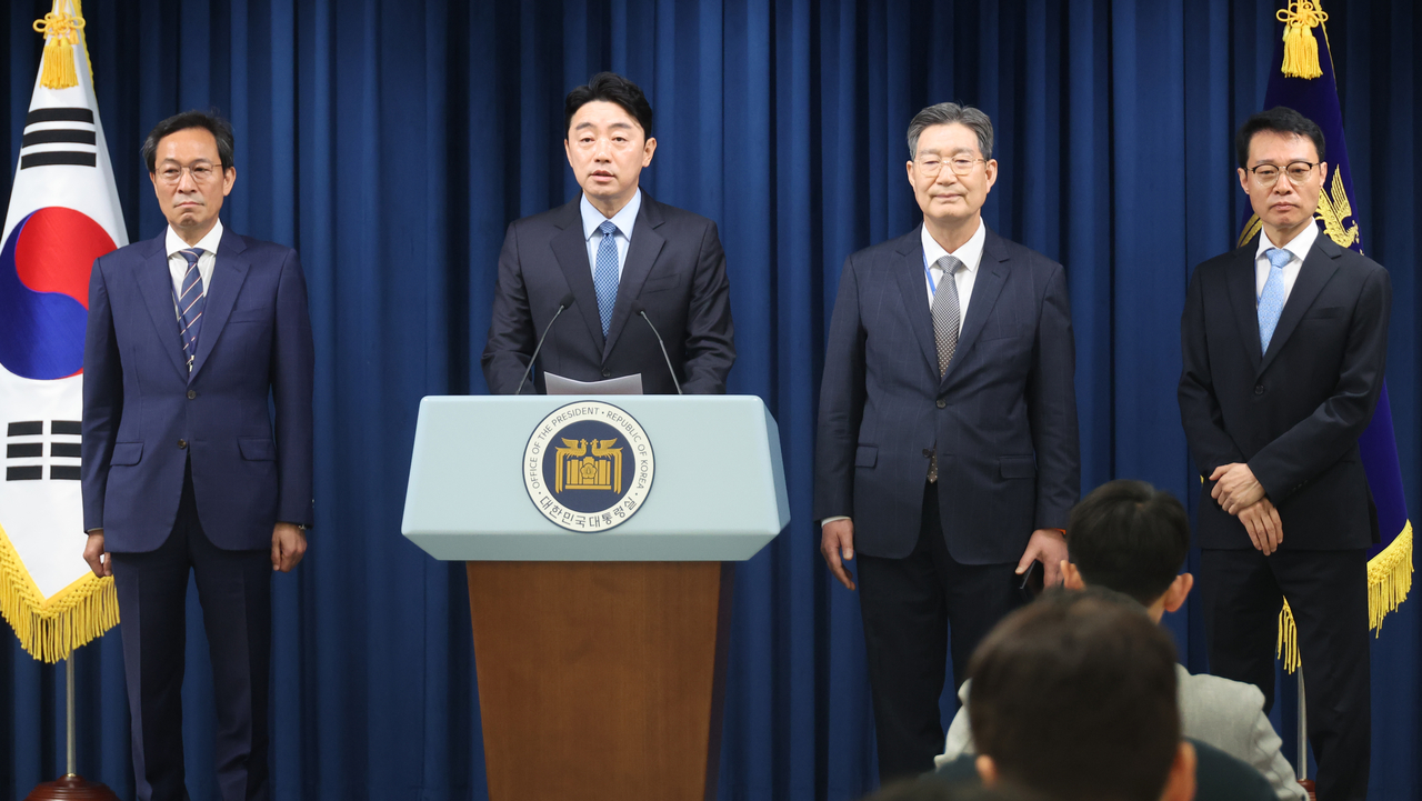 From left: Woo Sang-ho, nominated for senior secretary to the president for political affairs; presidential chief of staff Kang Hoon-sik; Oh Kwang-soo, named presidential secretary for civil affairs; and Lee Kyu-youn, nominated presidential secretary for public relations and communication (Yonhap)