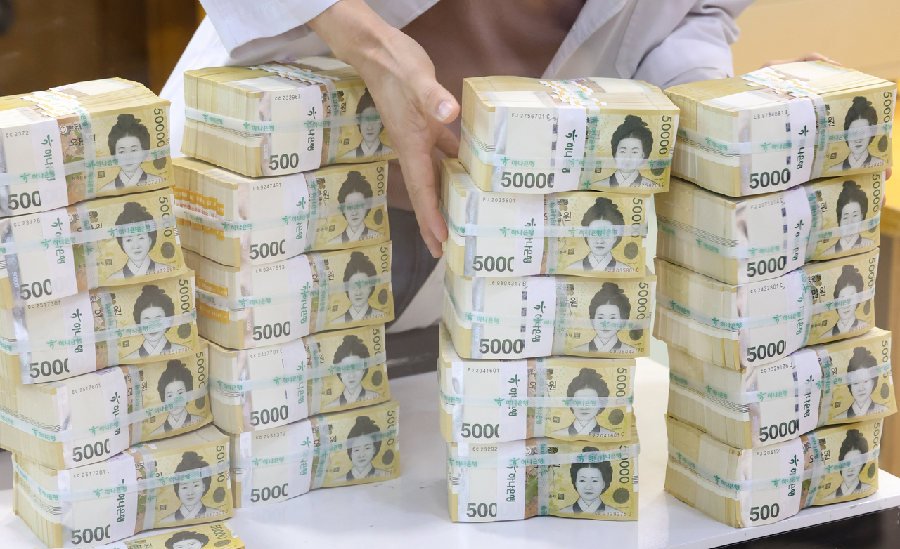 50,000 won-denominated bills are displayed at Hana Bank's headquarters in central Seoul. (Newsis)