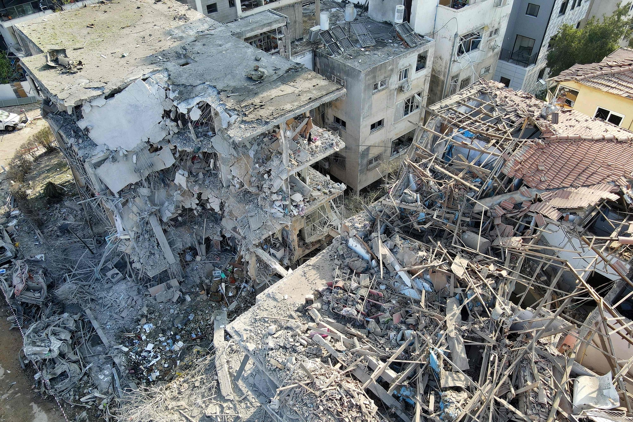 The building stands damaged in the aftermath of Israeli strikes at a site hit by a missile fired from Iran in the Israeli city of Ramat Gan near Tel Aviv on Saturday. (AFP-Yonhap)