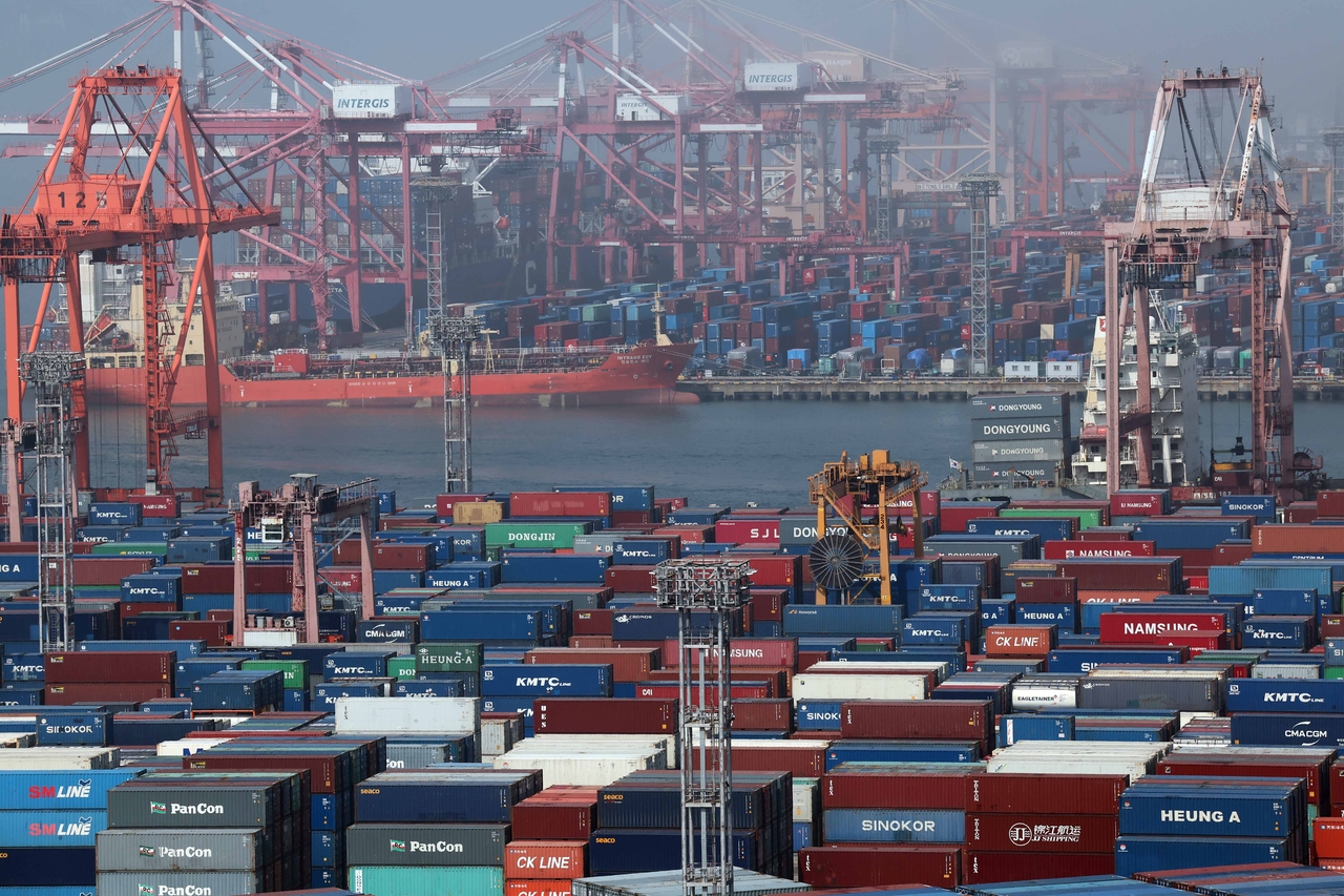 Containers await shipment at a port in the southeastern city of Busan on June 10. (Newsis)