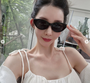 ‘♥태국재벌’ 신주아, 소멸 직전 얼굴 크기..오프숄더 입고 우아해