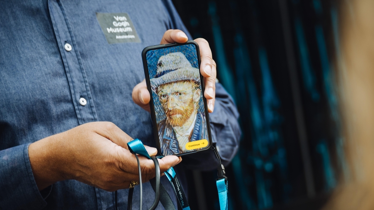 Samsung Galaxy S25+ as a digital audio guide at the Van Gogh Museum in Amsterdam (Samsung Electronics)