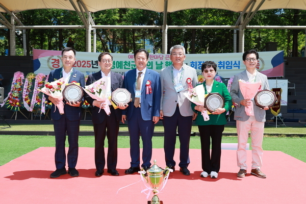 재경예천군민의 날 및 회장 이·취임식 행사가 서울 성내유수지 축구장에서 진행됐다. 사진은 김학동 예천군수(오른쪽 세번째)가  자랑스러운 출향인상 수여자들과 함께 기념사진을 찍고 있다[예천군 제공]