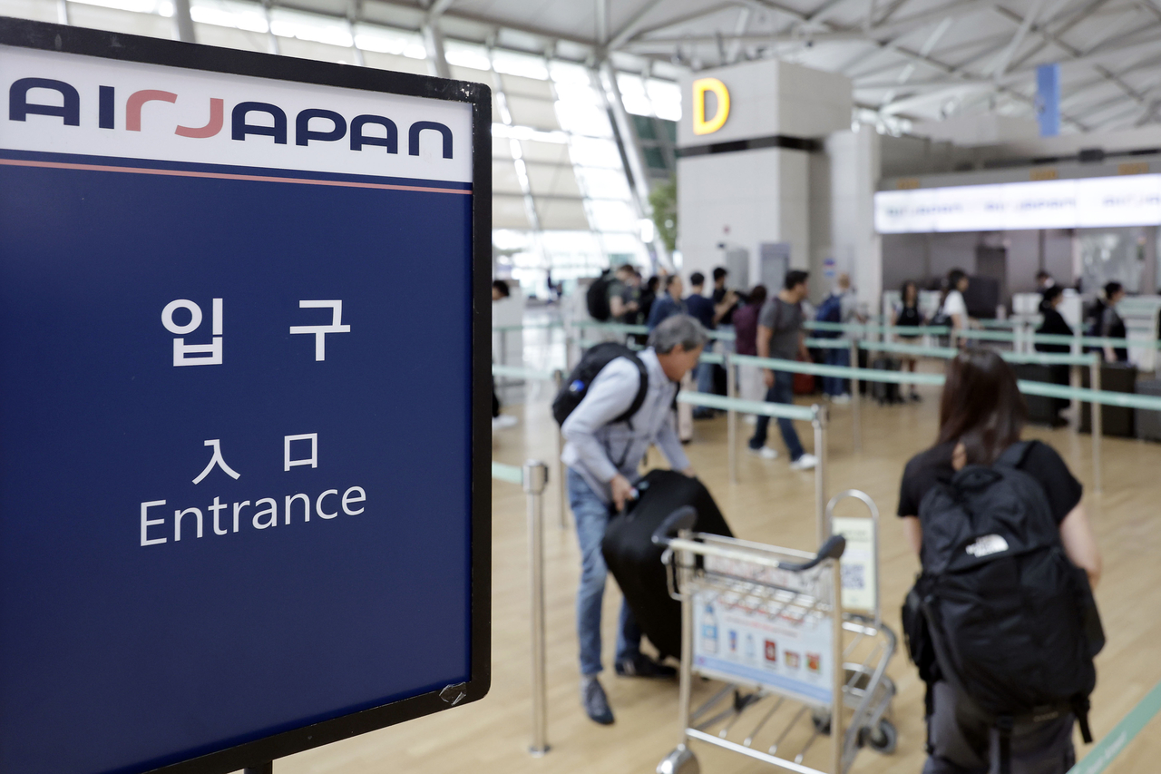 Travelers check in for Japan-bound flights at Incheon Airport on June 9. According to the Ministry of Land, Infrastructure and Transport, more than 11 million people flew between South Korea and Japan from January to May, setting a new record. (Newsis)