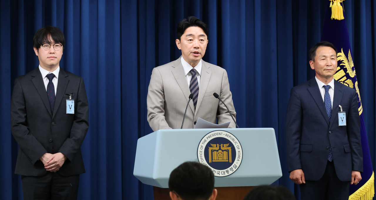 Presidential Chief of Staff Kang Hoon-sik (center) speaks at a press briefing at the presidential office on Sunday, along with nominees for senior secretary for AI and future technology planning Ha Jung-woo (left) and first deputy national security adviser Kim Hyun-jong (Yonhap)
