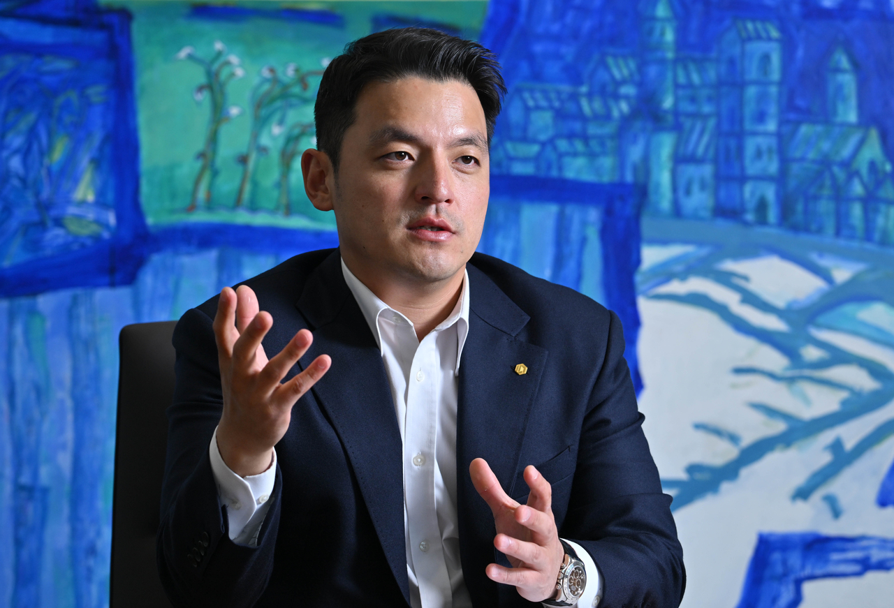 Kwon Hyeok-Min, potpredsjednik Deutsch Automobile Group, govori tijekom intervjua s Korejskim Heraldom u sjedištu Deutsch Automobile Group u Seulu u četvrtak. (Im se-Jun/Korejski Herald).