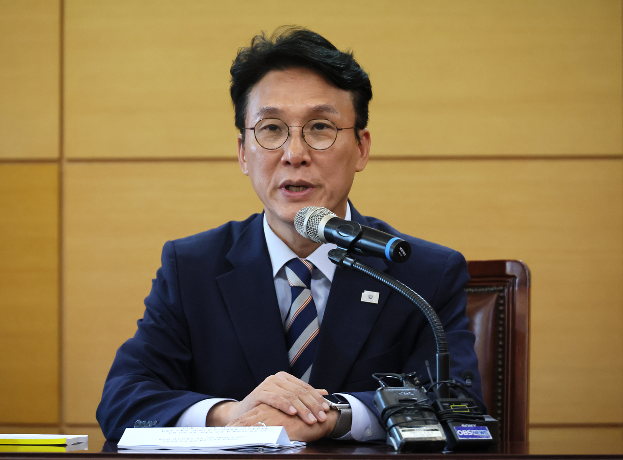 Prime Minister nominee Kim Min-seok presides over a meeting on the economy and people's livelihoods at his temporary office in Seoul on Monday. (Yonhap)