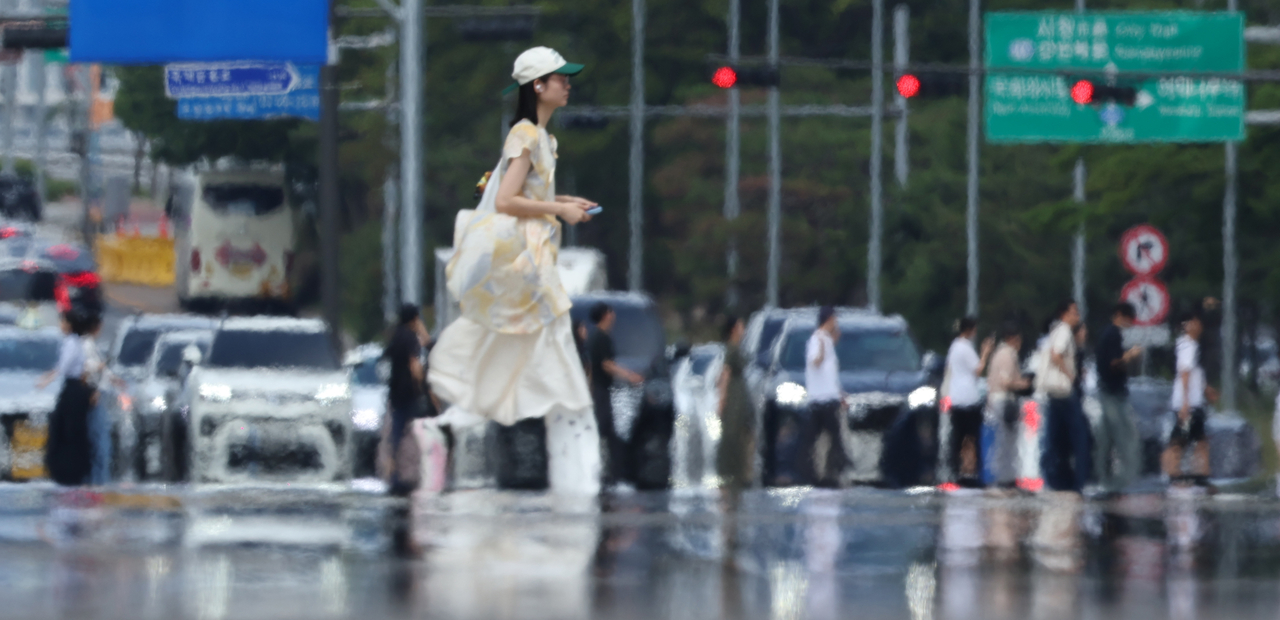 A heat haze forms above the streets of Seoul in Yeongdeungpo-gu, western Seoul as high temperatures reached as high as 30 degrees Celsius on Sunday. (Yonhap)