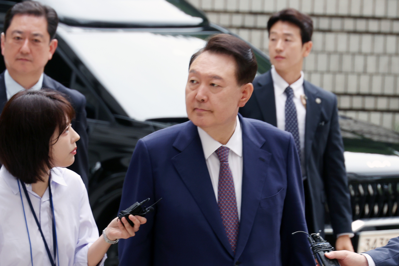 Former President Yoon Suk Yeol (center) arrives at the Seoul Central District Court in the capital city on Monday, to attend the seventh hearing of his insurrection trial. (Yonhap)