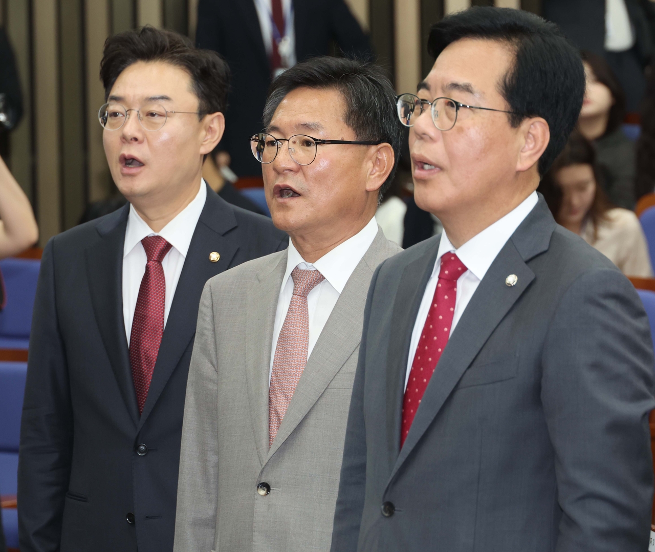 국민의힘 원내대표 선거에 출마한 김성원(왼쪽부터), 이헌승, 송언석 후보가 16일 서울 여의도 국회에서 열린 원내대표 선출 선거 의원총회에 참석해 국민의례를 하고 있다. 이상섭 기자
