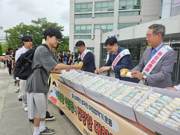 경북농협이 16일  국립경국대학교에서 기말고사를 앞둔 대학생들을 대상으로 아침밥 먹기 캠페인을 하고 있다.[경북농협제공]