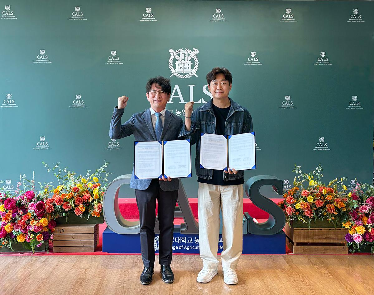 Zyx Technology Chairman Choi Jong-bok (right) and Seoul National University Vice Dean of the College of Agriculture and Life Sciences Heo Jin-hoe pose for a commemorative photo at the signing ceremony held at the school's campus on June 10. (Zyx Technology)