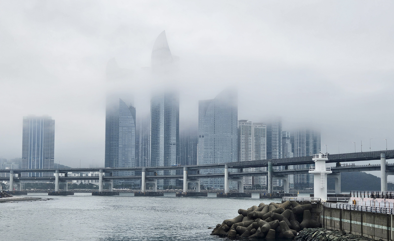 This photo taken Monday morning shows fog-covered buildings in Busan. (Yonhap)