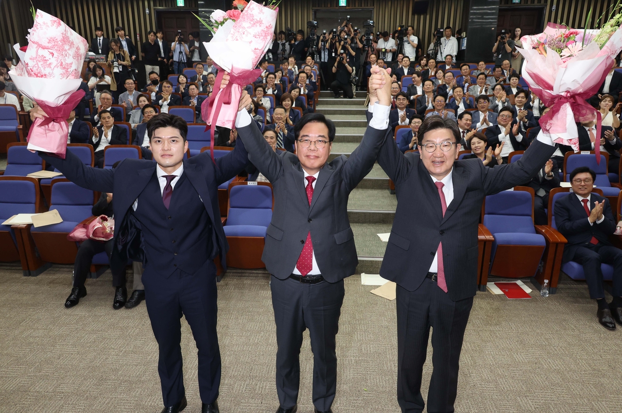 16일 서울 여의도 국회에서 열린 국민의힘 원내대표 선출 의원총회에서 새 원내대표로 당선된 송언석 의원이 두 팔 들어 인사하고 있다. 왼쪽부터 토토사이트 토토사이트가입 안시켜줌 비상대책위원장, 송 신임 원내대표, 권성동 전 원내대표. 이상섭 기자